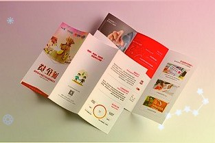 正月初一至初三電影票房達34.75億元與電影海報合影留念